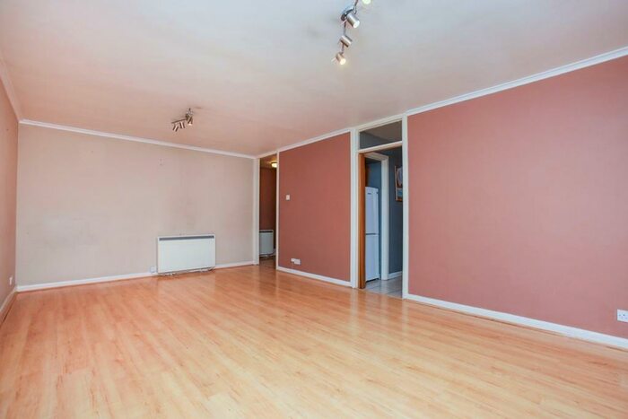 2 Bedroom Flat To Rent In Holmwood Gardens, Wallington, Surrey, SM6