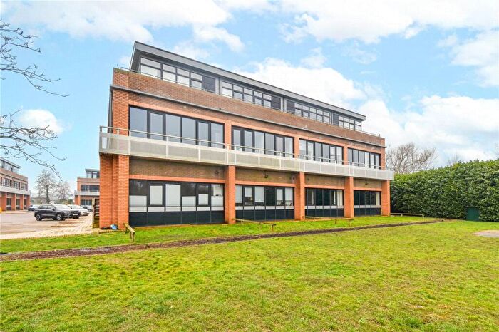 2 Bedroom Apartment For Sale In Overbridge Square, Newbury, Berkshire, RG14