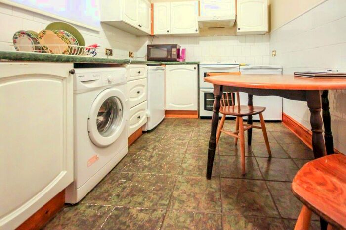 2 Bedroom Flat To Rent In Nelson Square, London SE1