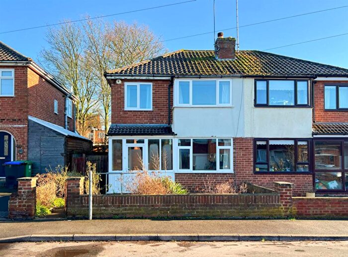 4 Bedroom Semi-Detached House For Sale In New Street, Cubbington, CV32