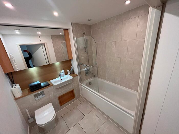 3 Bedroom Flat To Rent In Jefferson Plaza, London, E3