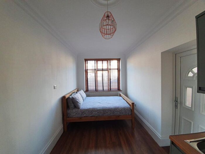 Studio To Rent In Highcliff Gardens, Ilford, IG4