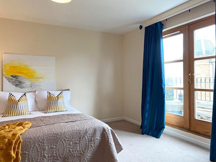 5 Bedroom Flat To Rent In Dicksonfield, Edinburgh, EH7