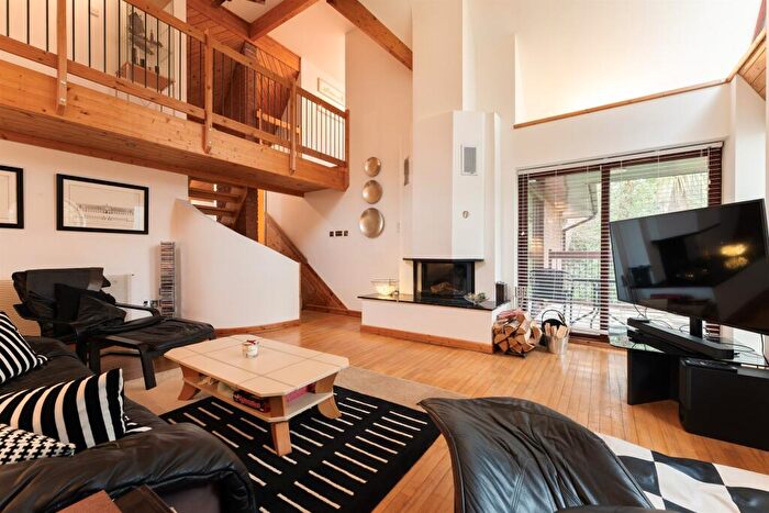 4 Bedroom Detached House For Sale In Broadstone, BH18 - Photo 4