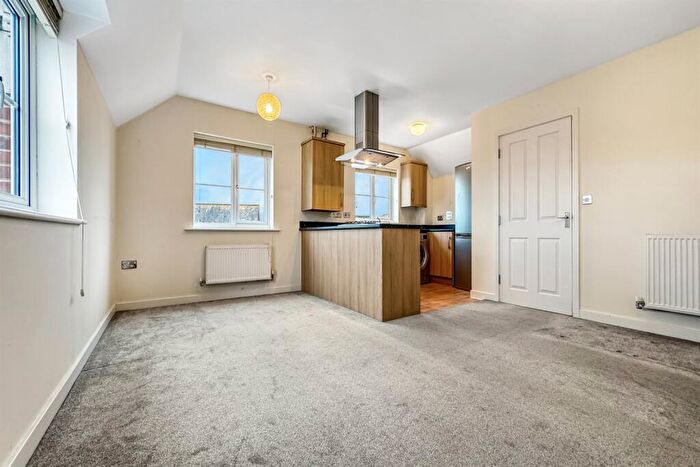 2 Bedroom Flat For Sale In Bedroom Second Floor Flat In Chichester, PO19