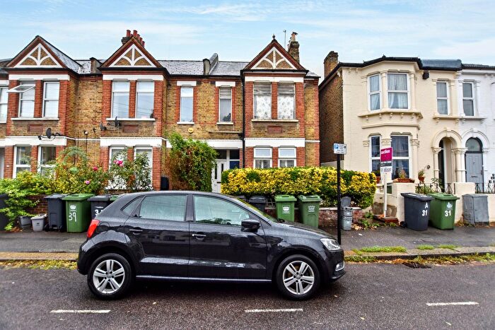 2 Bedroom Flat For Sale In Radford Road, London, SE13