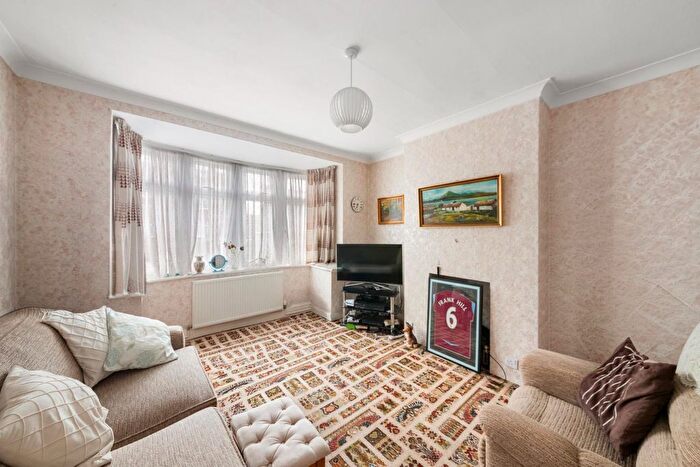 3 Bedroom Semi-Detached House For Sale In Stirling Road, Hayes, UB3 - Photo 2