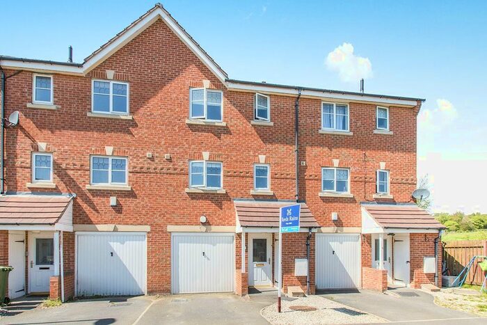 4 Bedroom Terraced House To Rent In Digpal Road, Churwell, Morley, Leeds, LS27