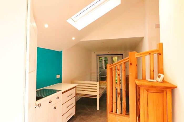 Apartment To Rent In Annexe, Row Hill, Ottershaw, KT15