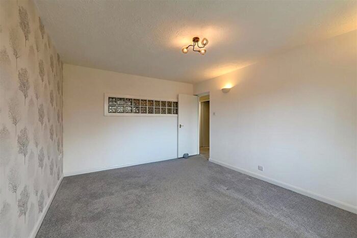 1 Bedroom Flat For Sale In Dominion Road, Worthing, BN14