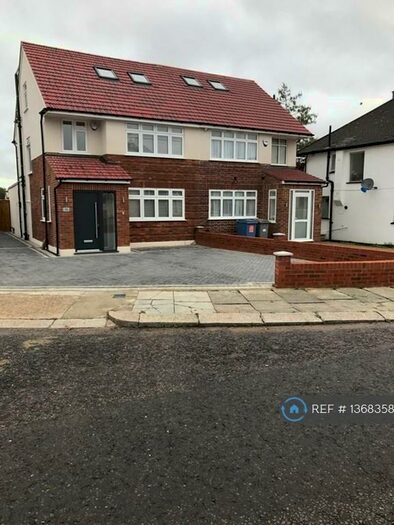 5 Bedroom Semi-Detached House To Rent In Branksome Way, Harrow, HA3