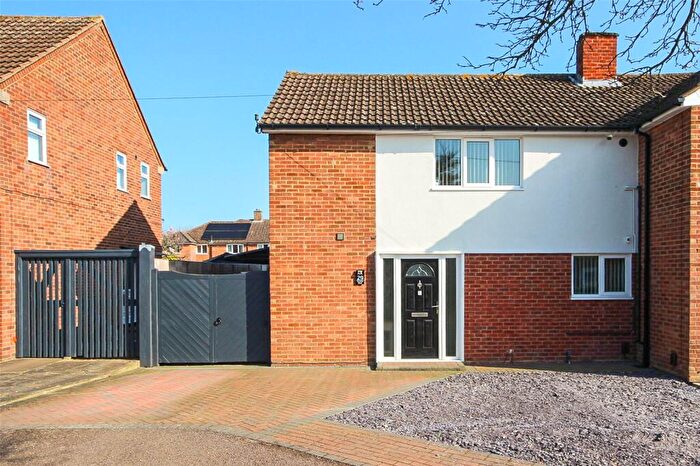 4 Bedroom Semi Detached House For Sale In Fulmar Road, Bedford, Bedfordshire, MK41