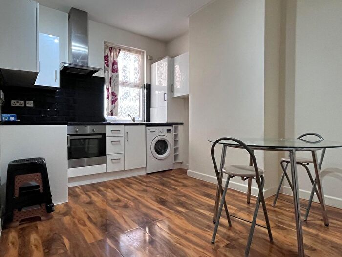 2 Bedroom Flat To Rent In Maswell Park Road, Hounslow, TW3