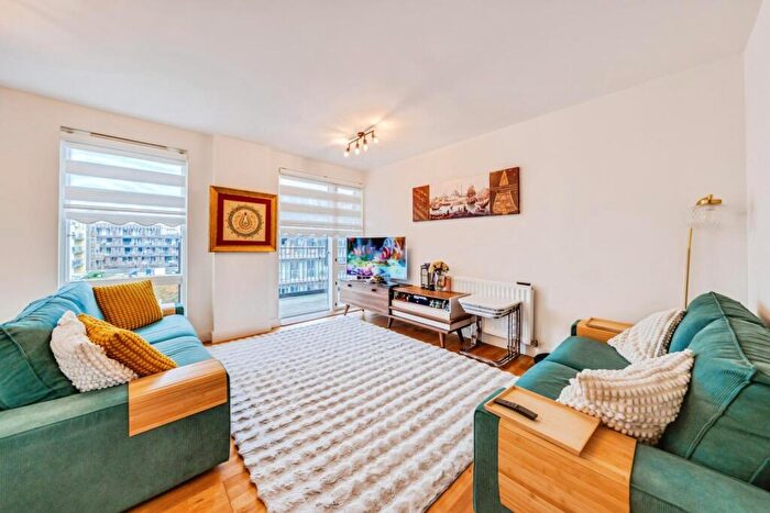 3 Bedroom Apartment For Sale In Guthridge Close, Tower Hamlets, E14