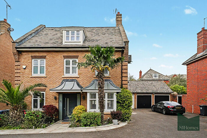 4 Bedroom Detached House For Sale In Marwood Drive, Mill Hill, NW7