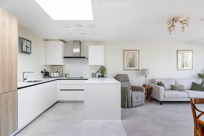 2 Bedroom Flat For Sale In Audley Coopers Hill, Englefield Green, TW20