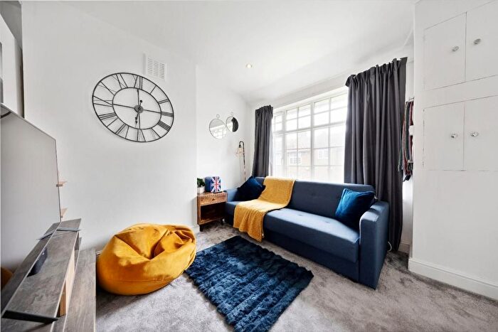 1 Bedroom Flat To Rent In Fitzneal Street, East Acton, London, W12