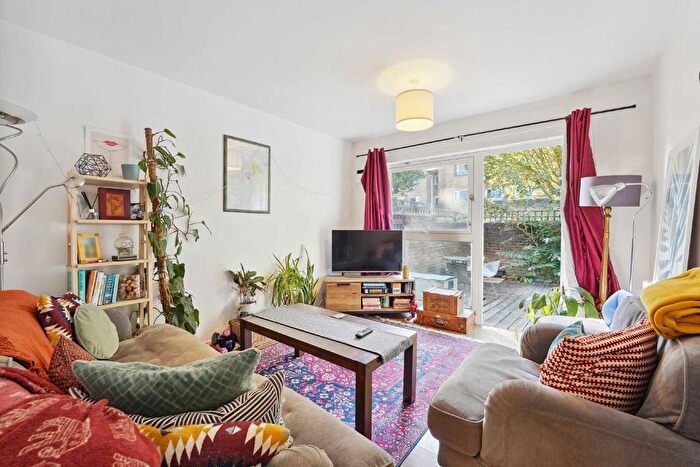 2 Bedroom Maisonette To Rent In Turenne Close, Wandsworth, SW18