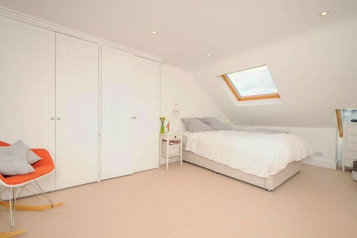 2 Bedroom Flat To Rent In Bendemeer Road, West Putney, London, SW15