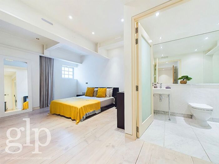 3 Bedroom Flat To Rent In Marshall Street, London, W1F