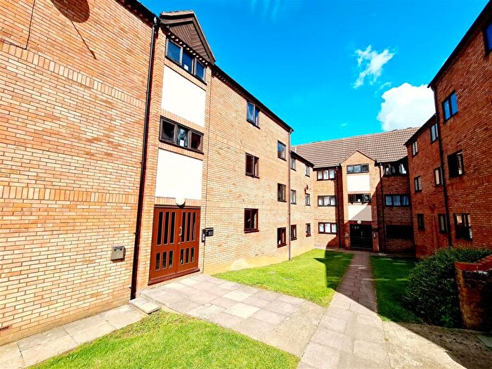 1 Bedroom Apartment For Sale In Spencer Court, Station Road, Rushden, Northants, NN10
