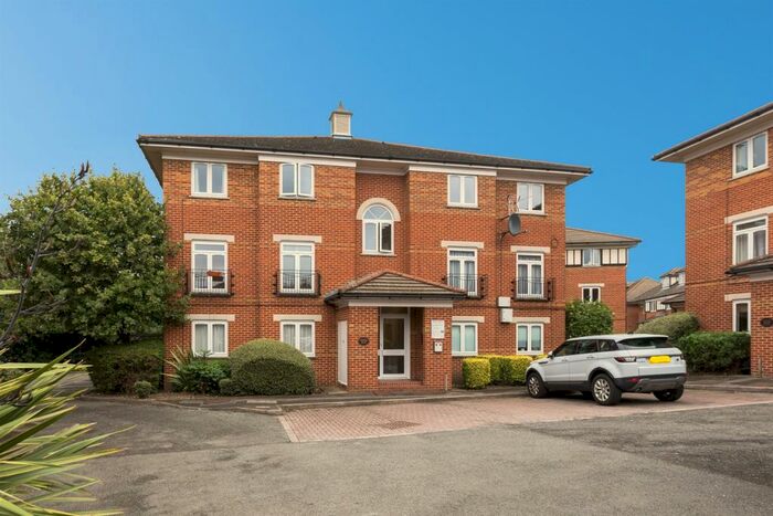 1 Bedroom Flat To Rent In Chatten Court, Swynford Gardens, Hendon, NW4