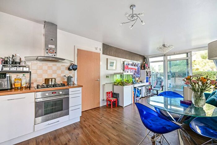 2 Bedroom Flat For Sale In Southcott Road, Teddington, TW11
