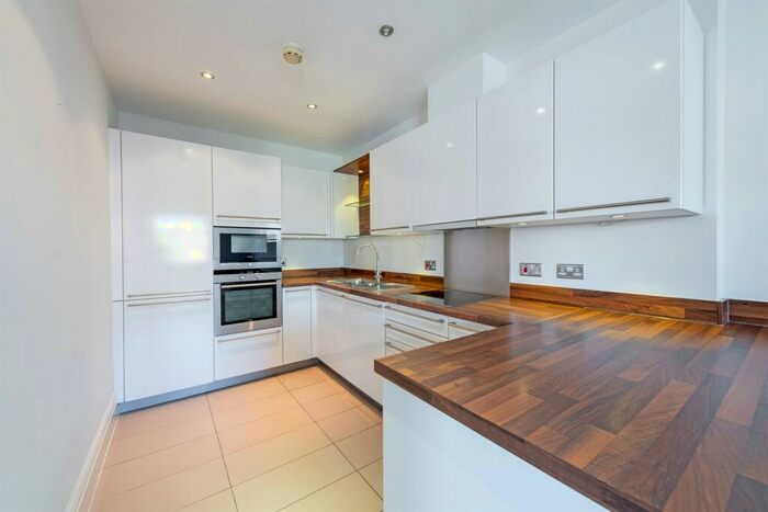 2 Bedroom Apartment To Rent In Searle House, SW11