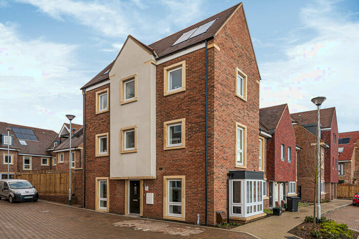 4 Bedroom House To Rent In Cottonwoods Close, Orpington, BR6