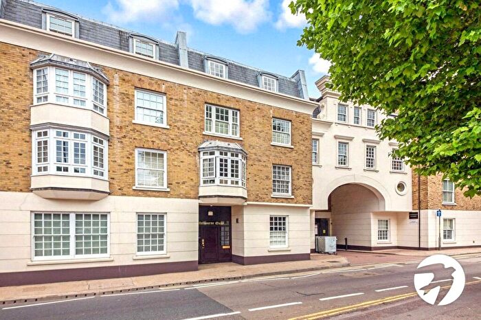 1 Bedroom Flat To Rent In West Street, Gravesend, Kent, DA11