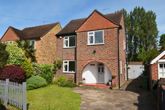 4 Bedroom Detached House For Sale In Beecot Lane, Walton-On-Thames, KT12