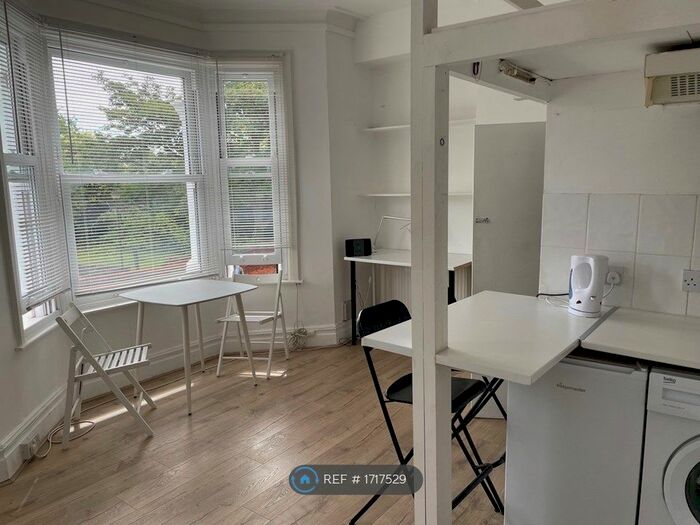 Studio To Rent In Colet Gardens, London, W14