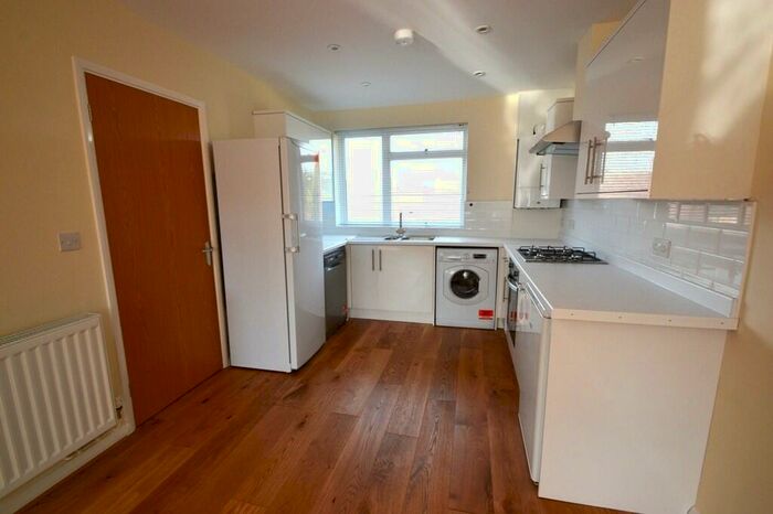 3 Bedroom Maisonette To Rent In Bedroom Maisonette St Floor In Godalming, GU7