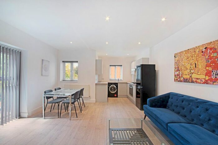 4 Bedroom Flat To Rent In Mitcham Road, London, SW17