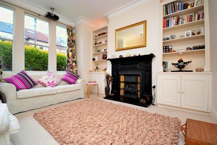 2 Bedroom Flat To Rent In Hazelbourne Road, Clapham South, London, SW12