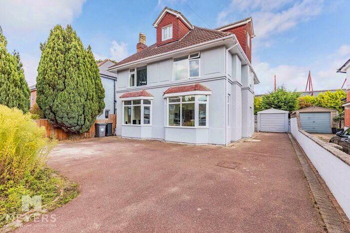 4 Bedroom Detached House To Rent In Thistlebarrow Road, Bournemouth, BH7