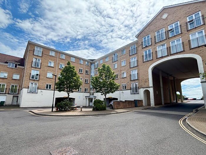 2 Bedroom Flat To Rent In The Dell, SO15