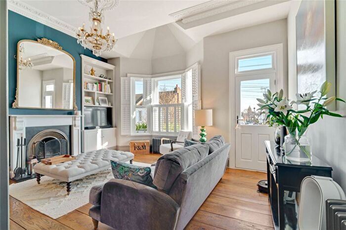 3 Bedroom Flat For Sale In Forthbridge Road, SW11