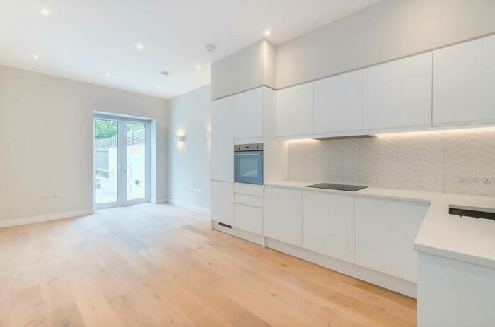 2 Bedroom Flat To Rent In Cavendish Road, Clapham South, London, SW12
