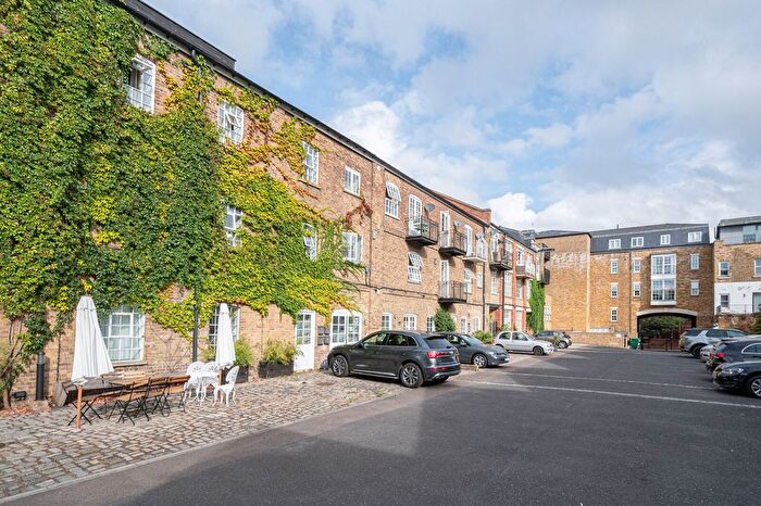 2 Bedroom Flat To Rent In Welmar Mews, Clapham, London, SW4