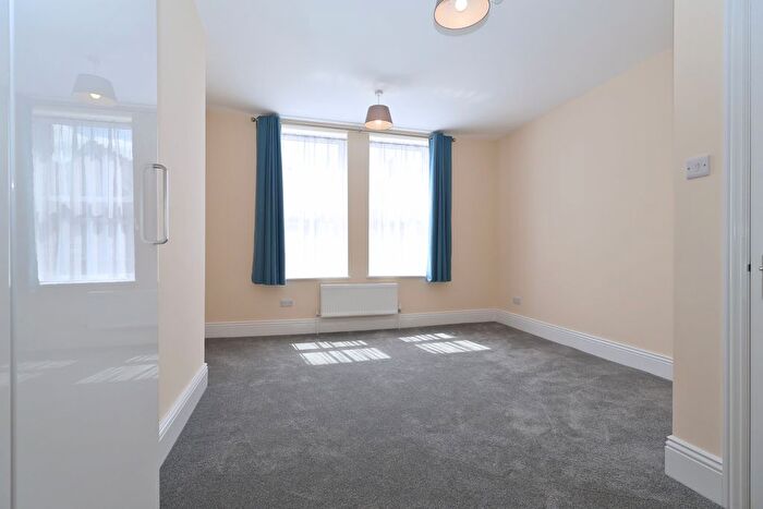 2 Bedroom Flat To Rent In Brunswick Road, Kingston Upon Thames, KT2