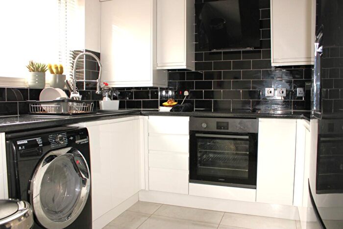 2 Bedroom Flat To Rent In Gurney Close, Barking, G11