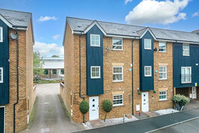 4 Bedroom Town House For Sale In Fourdrinier Way, Apsley, Hemel Hempstead, Hertfordshire, HP3