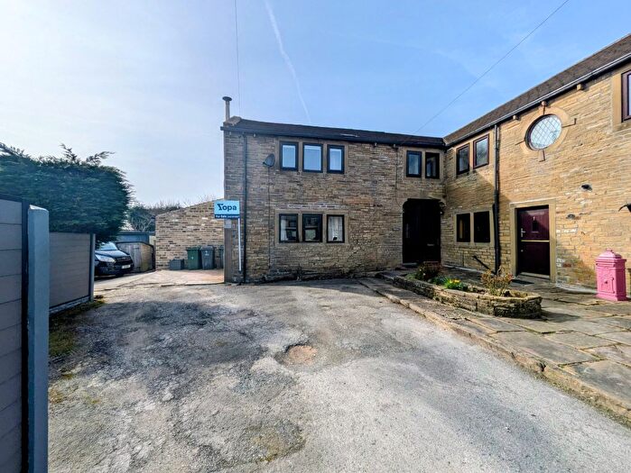 4 Bedroom End Terrace House For Sale In Blackmires, Bradford, BD13
