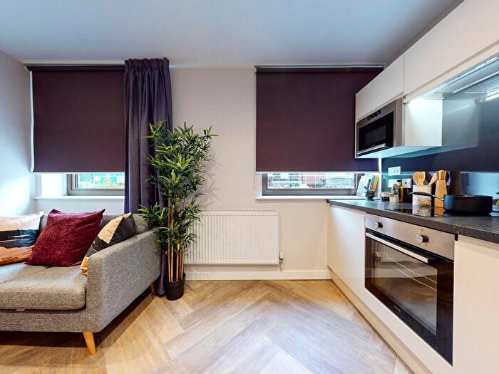 Apartment To Rent In Apt, Live Oasis Wade Lane #, LS2