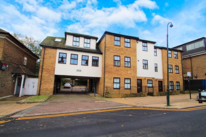 2 Bedroom Apartment To Rent In Flat, Hastingwood Court, - Queens Road, Buckhurst Hill, IG9