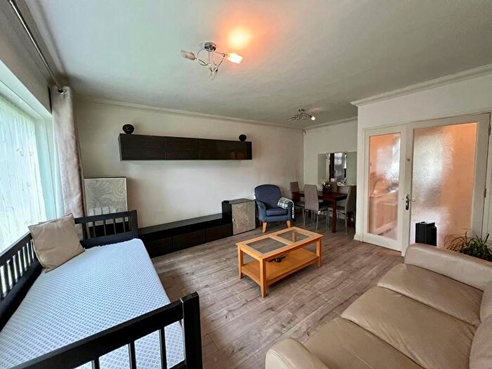 2 Bedroom Flat To Rent In Oak Tree Close, Ealing, W5