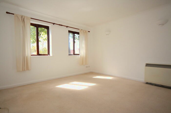 1 Bedroom Flat To Rent In Brooklyn Road, Woking, GU22