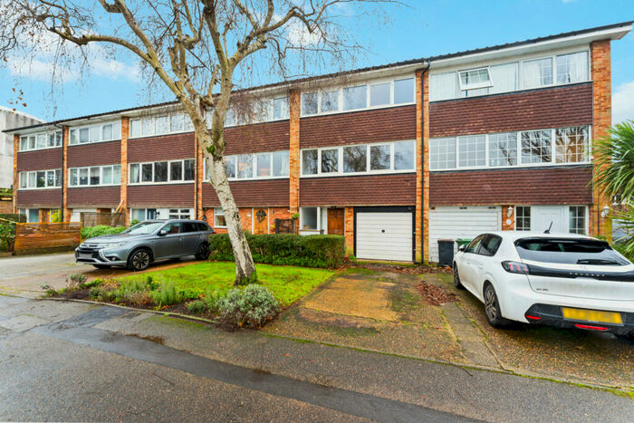 4 Bedroom House To Rent In Victoria Avenue, West Molesey, Surrey, KT8