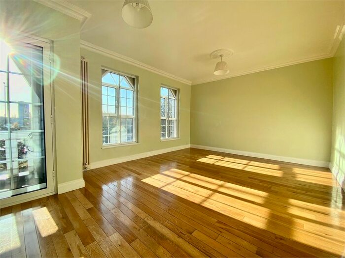 3 Bedroom Flat To Rent In Teignmouth Parade, Perivale, Greenford, Greater London UB6